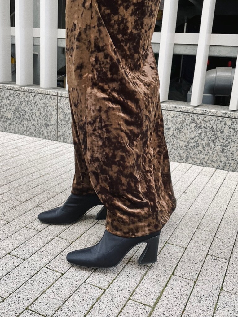 ブラウン系のスカート、ホワイト系のパーカーを着用したレディースの冬コーディネートの6枚目の写真