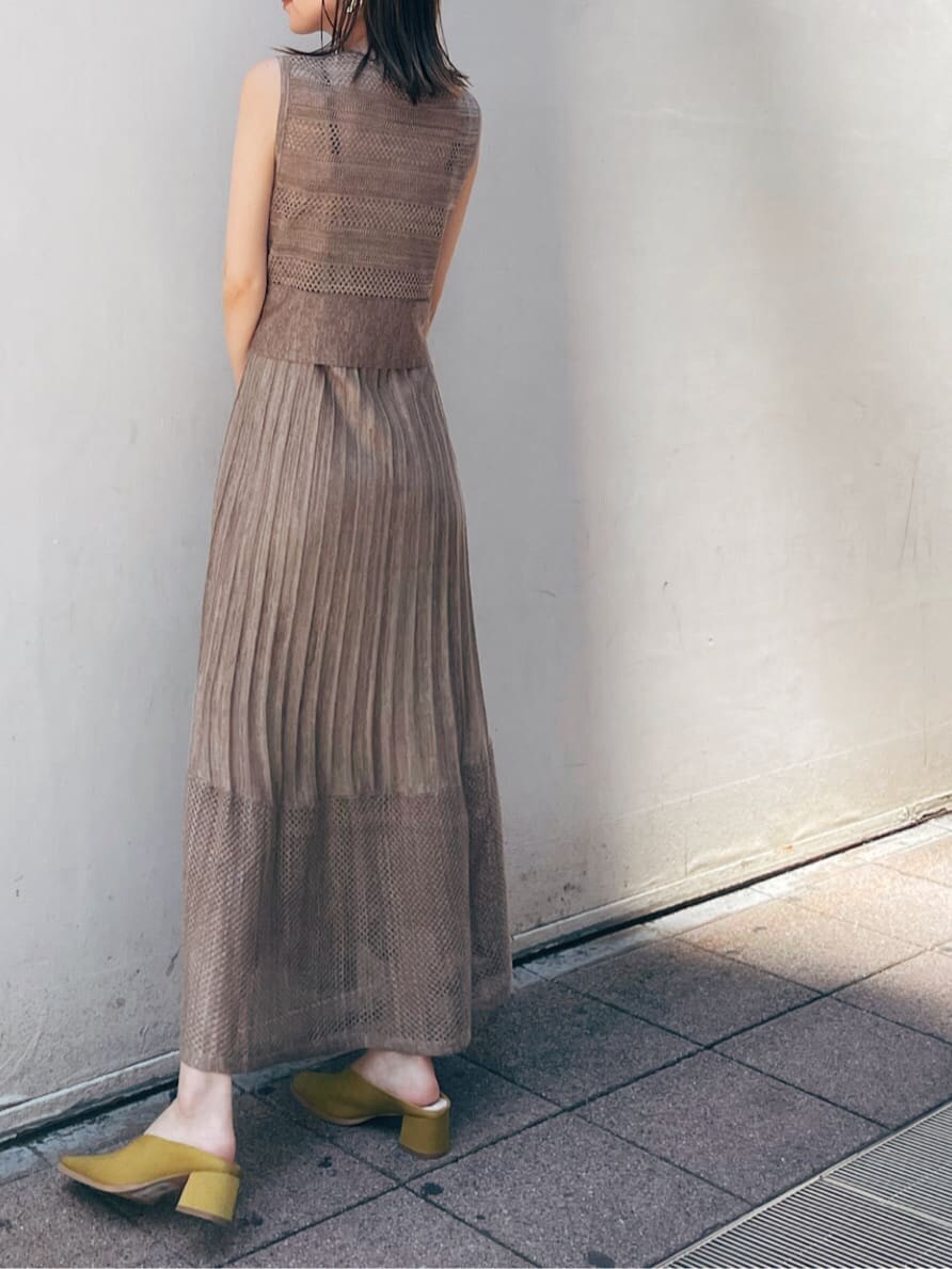 ブラウン系のカーディガン/ボレロ、ベージュ系のワンピース、イエロー系のスリッポンを着用したレディースの夏コーディネートの8枚目の写真