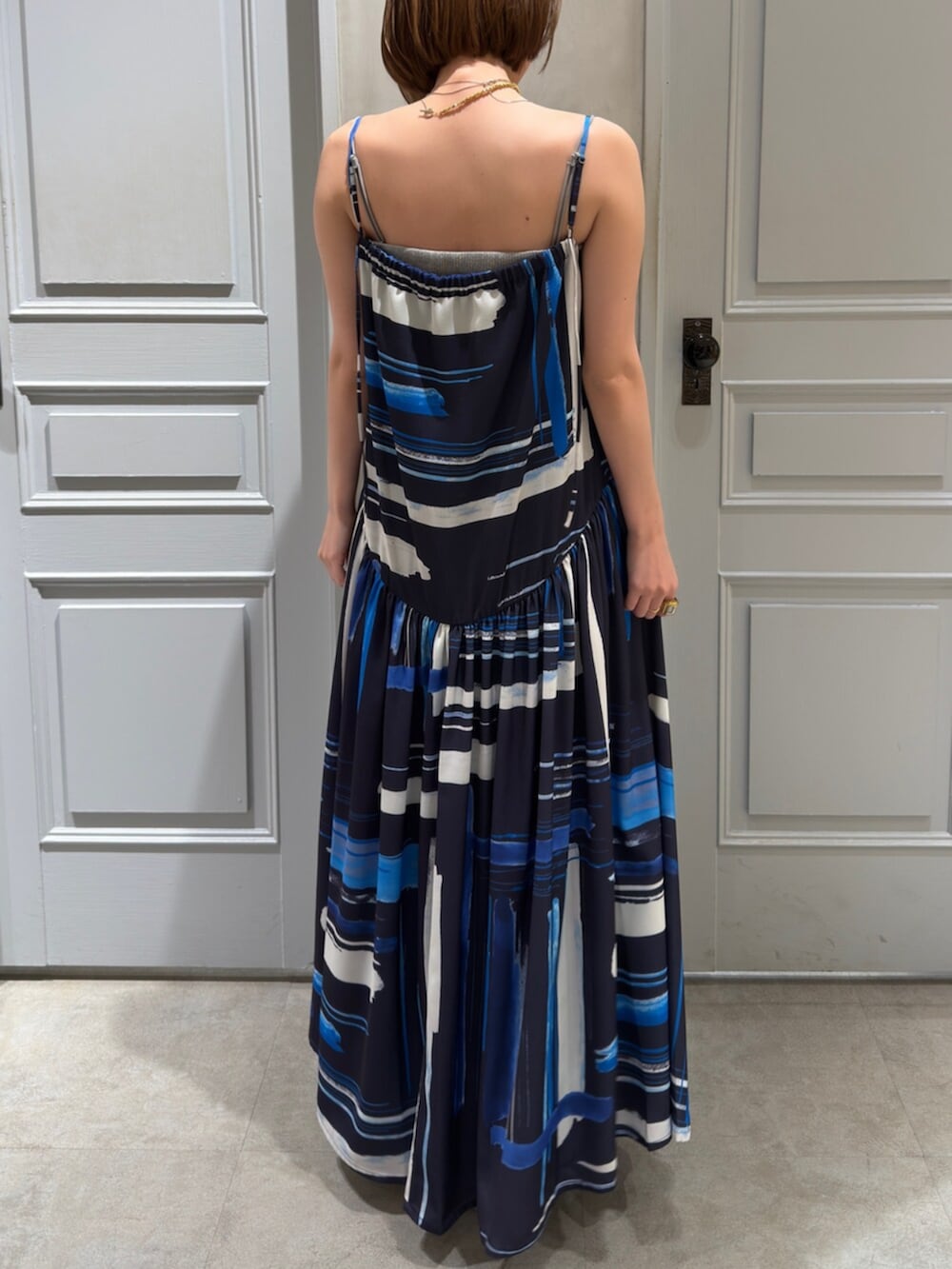 シルバー系のパンプス、ブルー系のワンピースを着用したレディースの冬コーディネートの5枚目の写真