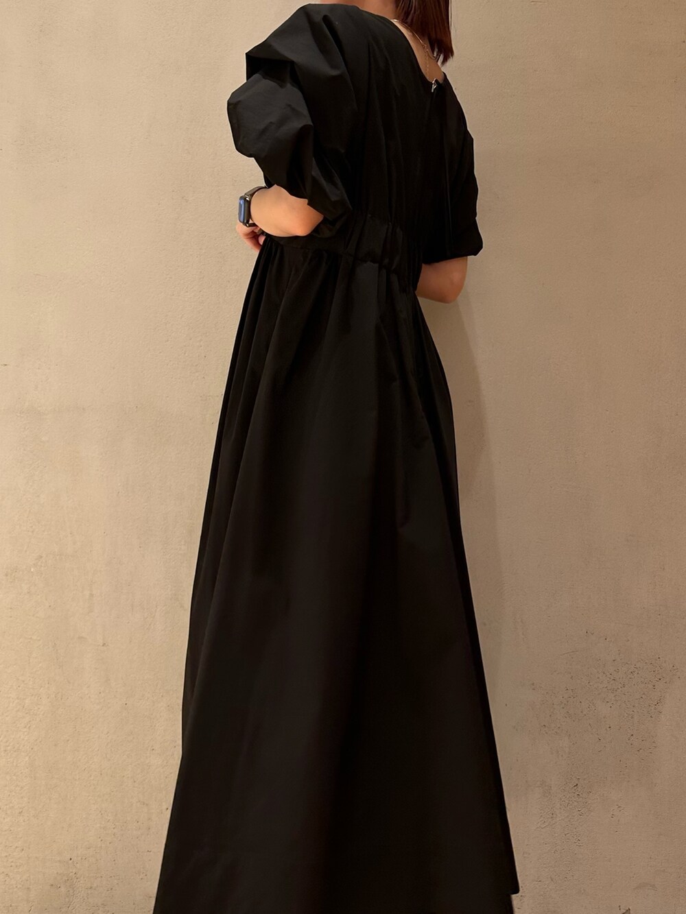 ブラック系のワンピースを着用したレディースの春コーディネートの8枚目の写真