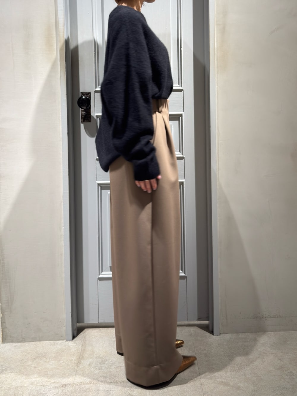 ブラック系のニット/セーター、ベージュ系のその他パンツ、その他のパンプスを着用したレディースの冬コーディネートの4枚目の写真