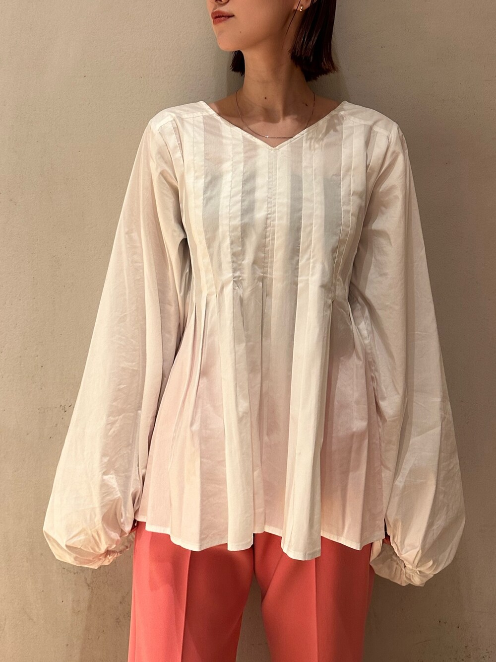 ホワイト系のシャツ/ブラウス、ピンク系のその他パンツ、ブラック系のスニーカーを着用したレディースの秋コーディネートの10枚目の写真