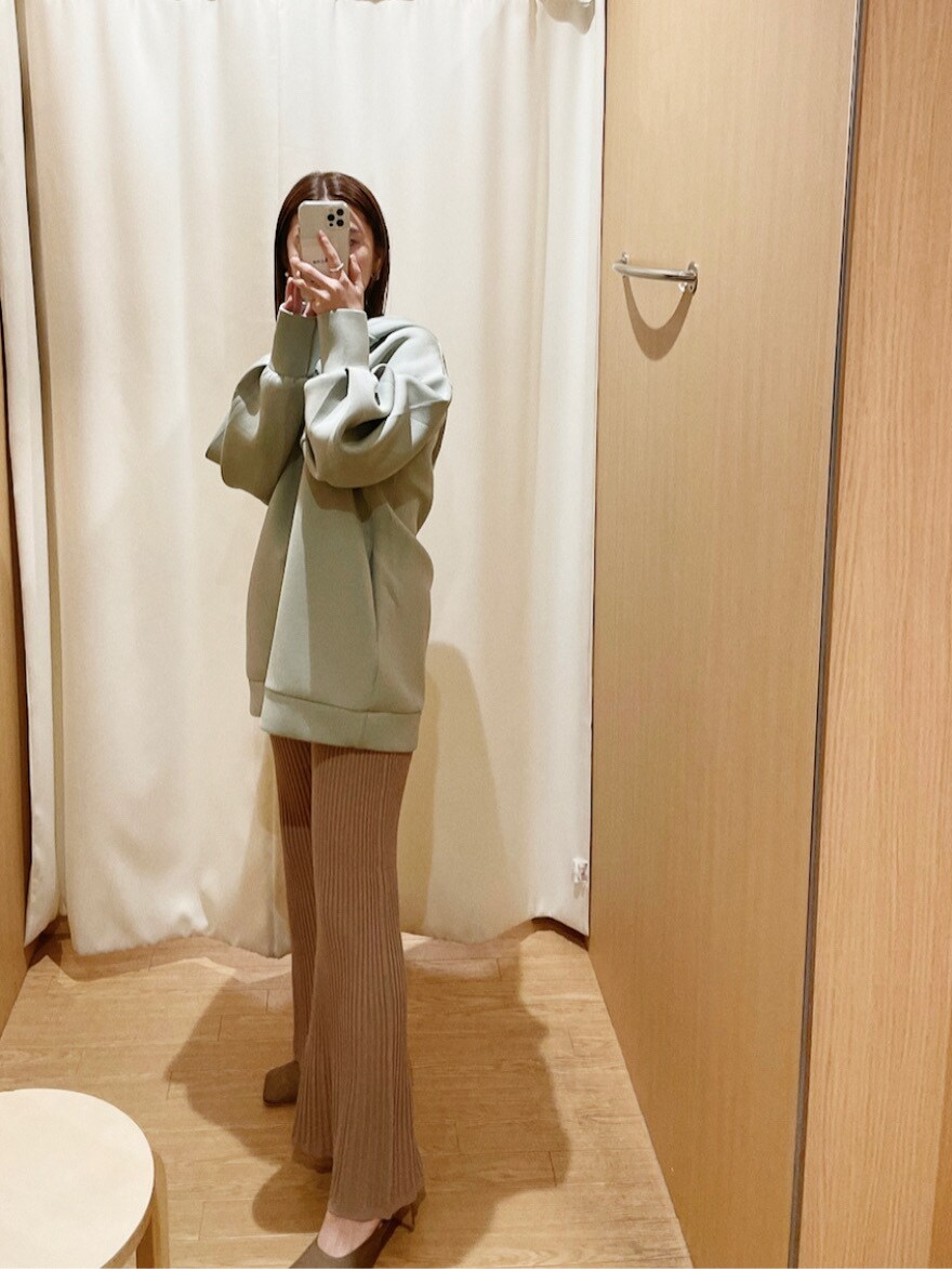 ベージュ系のその他パンツ、ベージュ系のサンダル、グリーン系のTシャツ/カットソーを着用したレディースの冬コーディネートの5枚目の写真