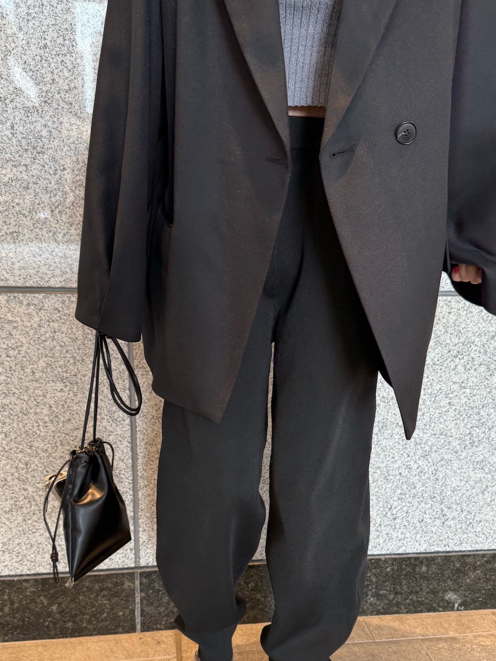 ブラック系のテーラードジャケット、ブラック系のその他パンツ、ブラック系のショルダーバッグを着用したレディースの冬コーディネートの8枚目の写真