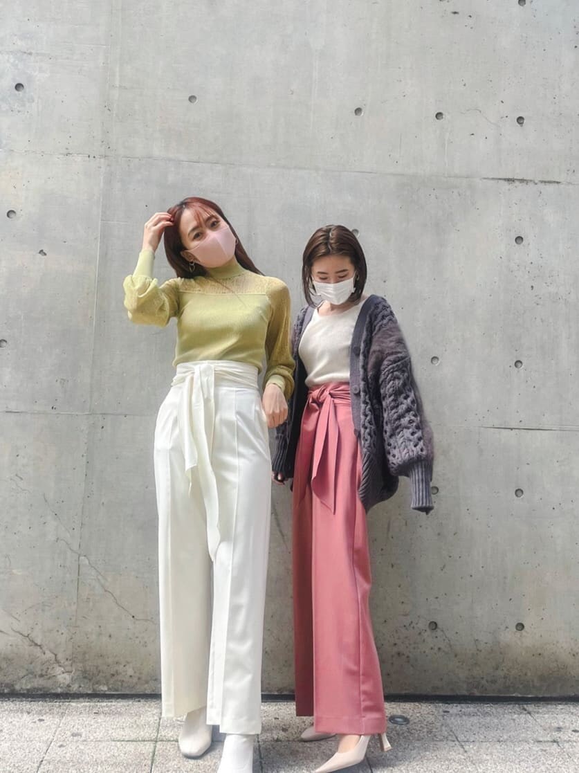 ピンク系のその他パンツ、ベージュ系のパンプス、イエロー系のニット/セーターを着用したレディースの冬コーディネートの3枚目の写真