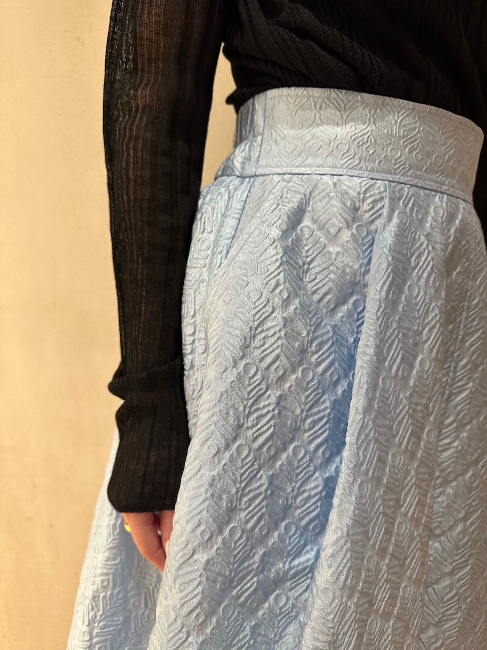 ブルー系のスカート、ブラック系のスニーカー、ブルー系のカーディガン/ボレロを着用したレディースの春コーディネートの6枚目の写真