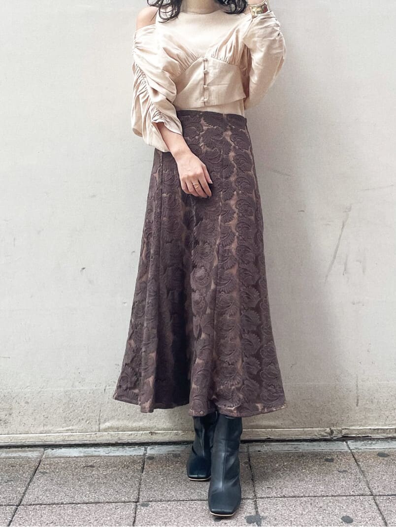 ブラック系のその他シューズ、ブラウン系のスカート、ホワイト系のニット/セーターを着用したレディースの秋コーディネートの2枚目の写真