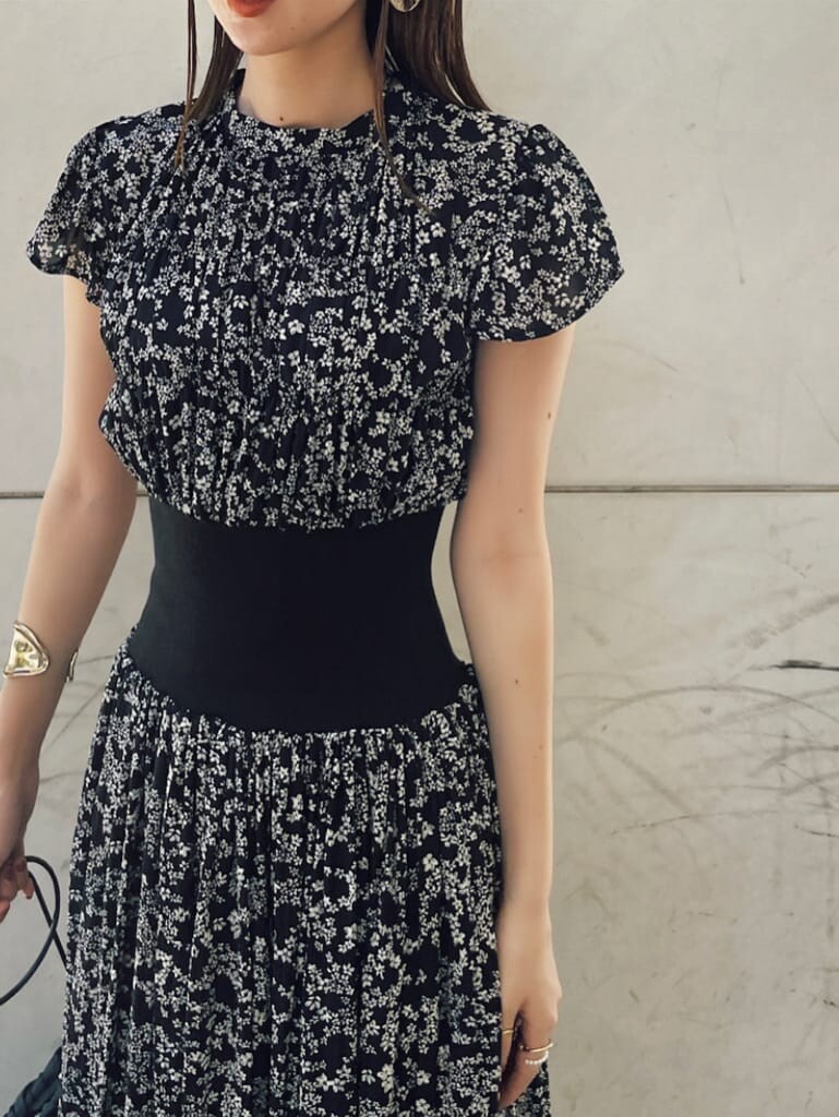 ブラック系のハンドバッグ、ブラック系のワンピース、オレンジ系のスリッポンを着用したレディースの夏コーディネートの2枚目の写真