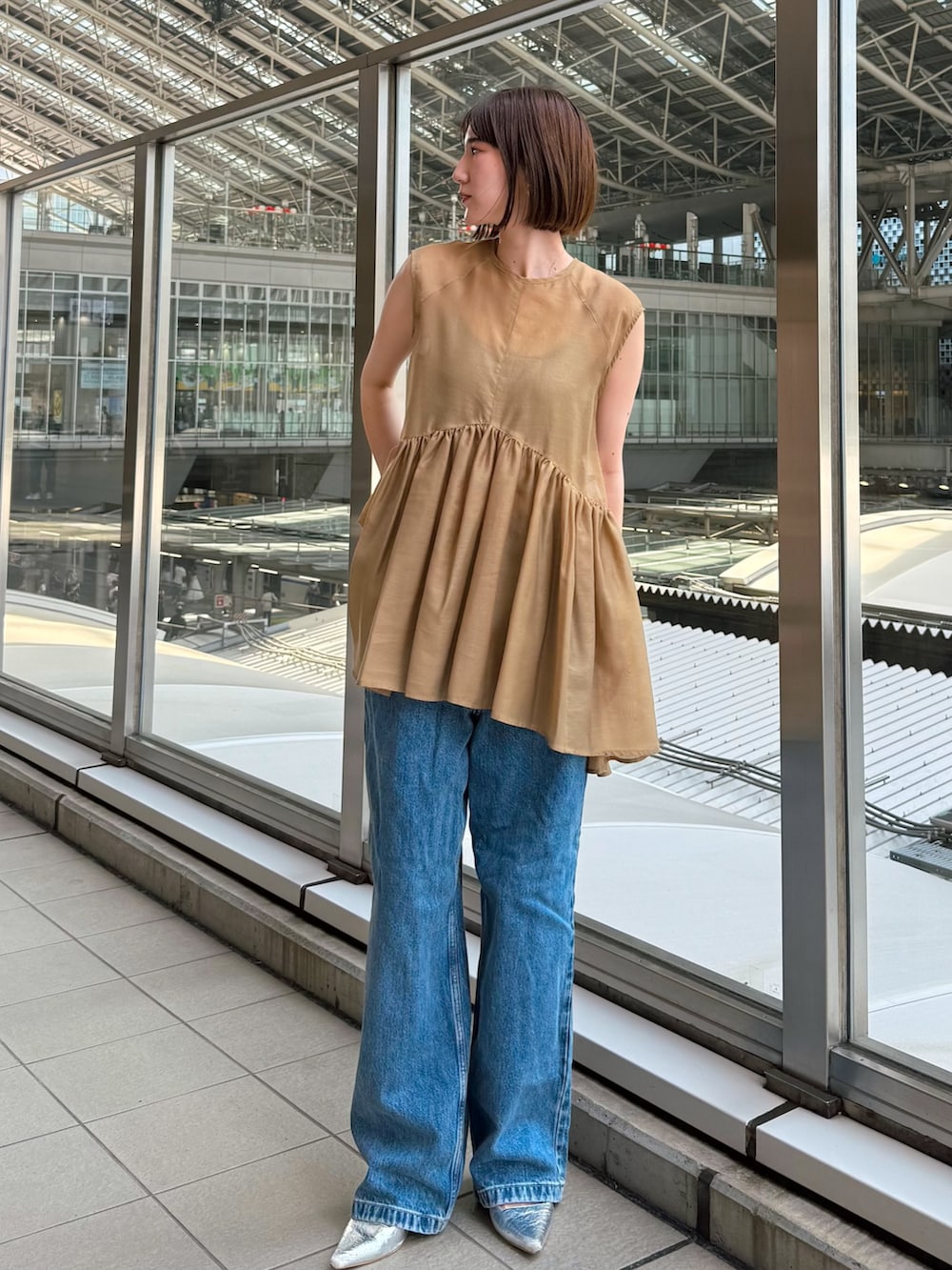 イエロー系のシャツ/ブラウス、ブルー系のデニムパンツを着用したレディースの夏コーディネートの3枚目の写真