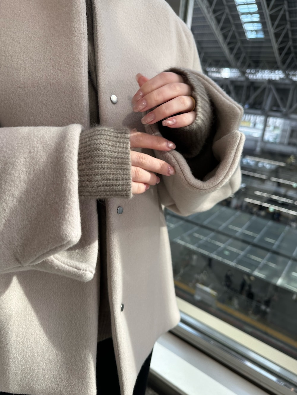 ベージュ系のショルダーバッグ、ベージュ系のノーカラージャケット、ベージュ系のニット/セーターを着用したレディースの冬コーディネートの4枚目の写真