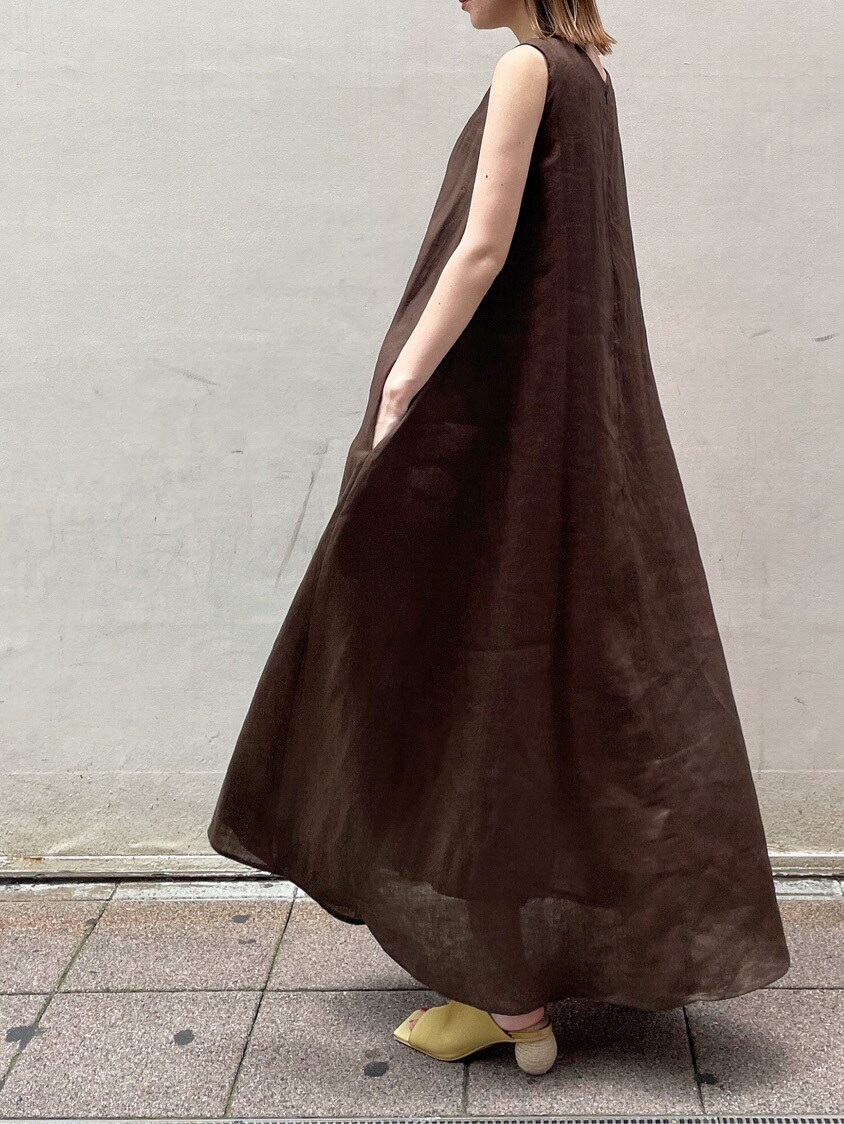 イエロー系のサンダル、ブラウン系のワンピース、ベージュ系のハットを着用したレディースの夏コーディネートの6枚目の写真