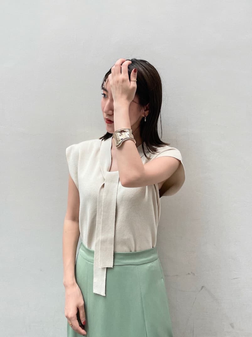 グリーン系のスカート、ブラウン系のサンダル、ブラウン系のカーディガン/ボレロを着用したレディースの夏コーディネートの3枚目の写真