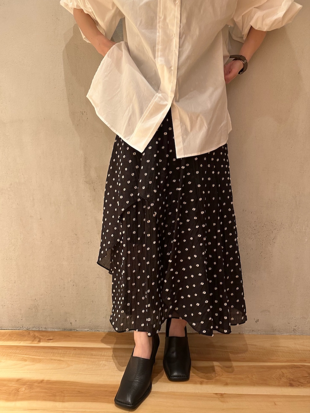 ホワイト系のシャツ/ブラウス、その他のスカート、ブラック系のパンプスを着用したレディースの春コーディネートの4枚目の写真