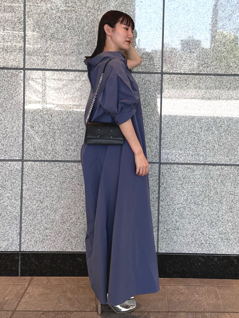 シルバー系のブーツ、ブルー系のワンピースを着用したレディースの夏コーディネートの4枚目の写真