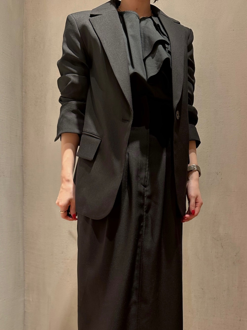 ブラック系のシャツ/ブラウス、ブラック系のテーラードジャケット、ブラック系のスカートを着用したレディースの冬コーディネートの2枚目の写真