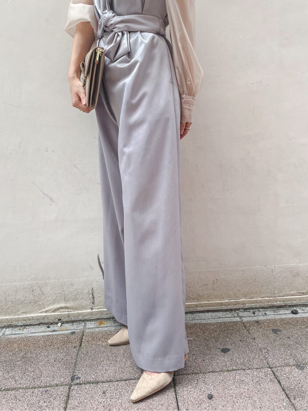 ベージュ系のパンプス、ベージュ系のクラッチバッグ、ベージュ系のシャツ/ブラウスを着用したレディースの秋コーディネートの6枚目の写真