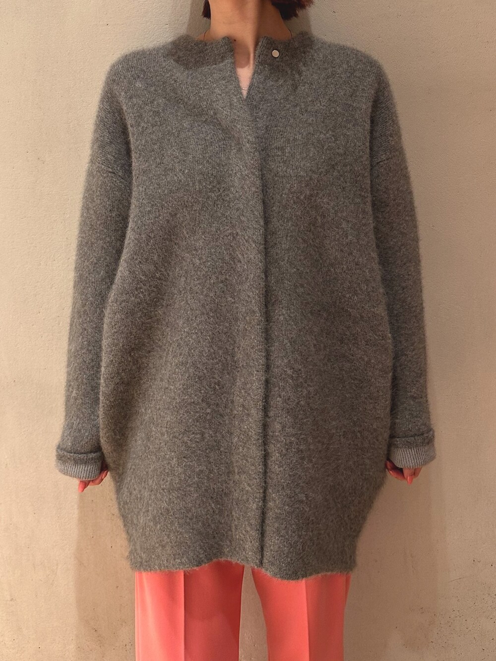 ブラック系のスニーカー、ピンク系のその他パンツ、ホワイト系のシャツ/ブラウスを着用したレディースの秋コーディネートの9枚目の写真