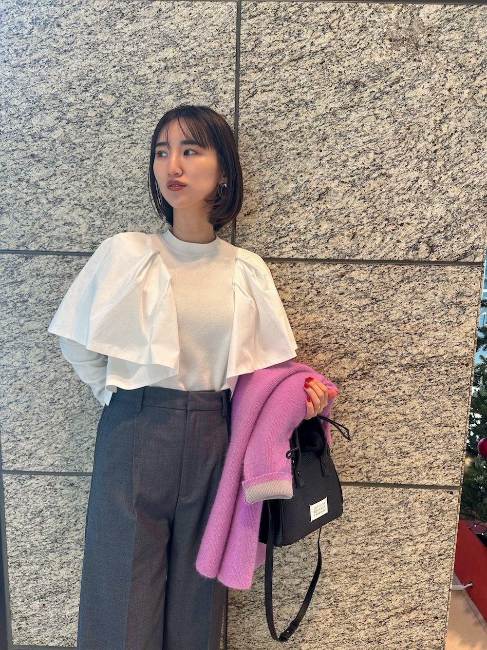 ホワイト系のニット/セーター、パープル系のノーカラージャケット、グレー系のその他パンツを着用したレディースの冬コーディネートの5枚目の写真