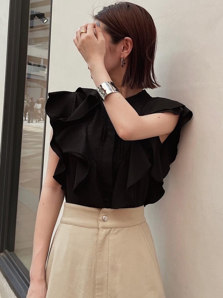 ブラック系のサンダル、ブラック系のシャツ/ブラウス、ベージュ系のスカートを着用したレディースの夏コーディネートの2枚目の写真