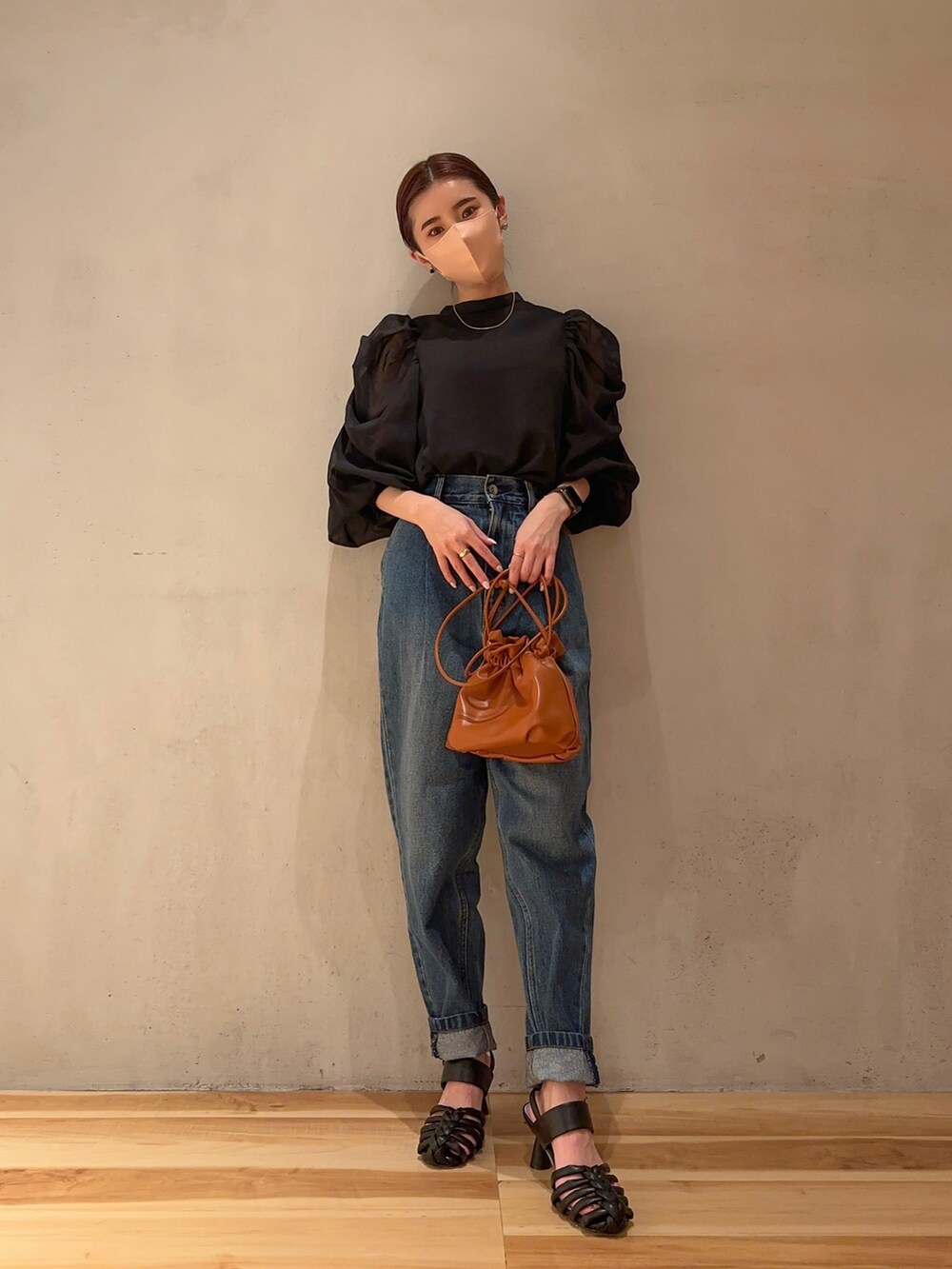 ブラック系のシャツ/ブラウス、ブルー系のデニムパンツ、ブラック系のサンダルを着用したレディースの春コーディネートの2枚目の写真