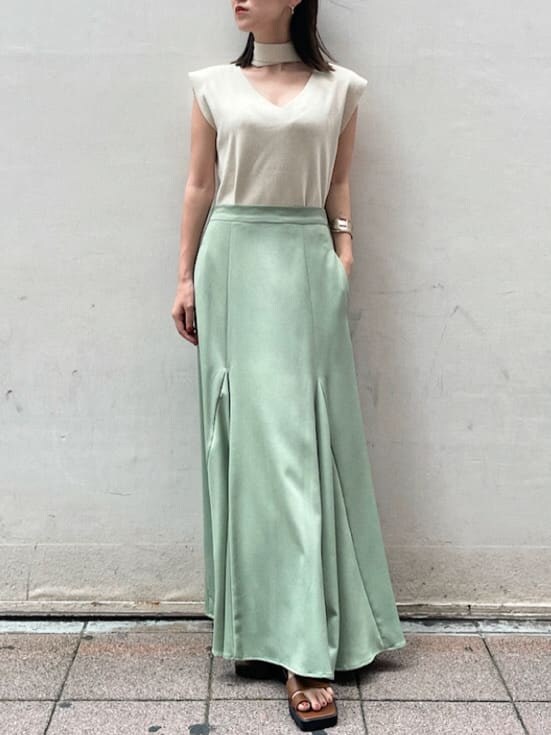 グリーン系のスカート、ブラウン系のサンダル、ブラウン系のカーディガン/ボレロを着用したレディースの夏コーディネートの2枚目の写真