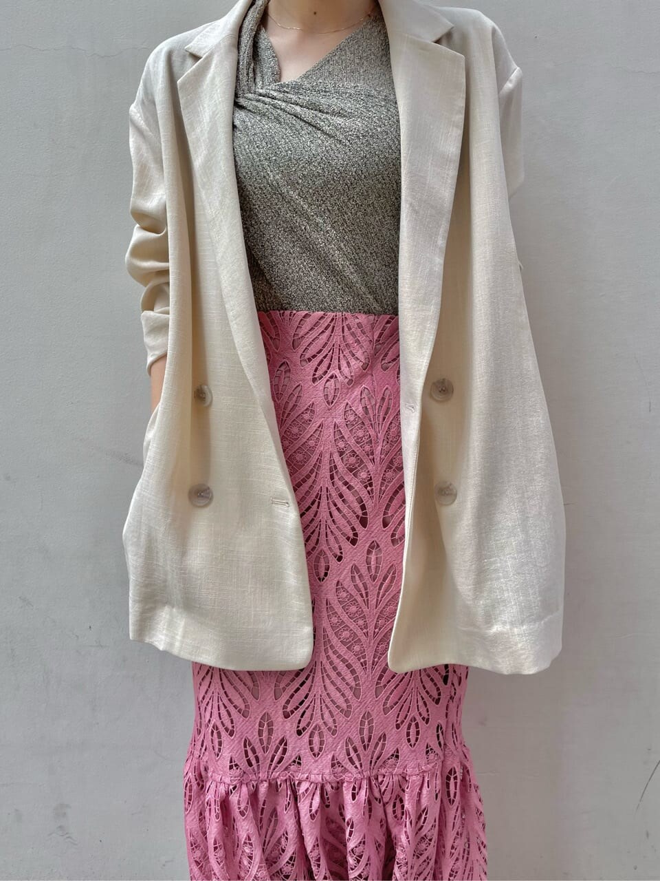 ベージュ系のテーラードジャケット、ピンク系のスカート、その他のパンプスを着用したレディースの春コーディネートの7枚目の写真