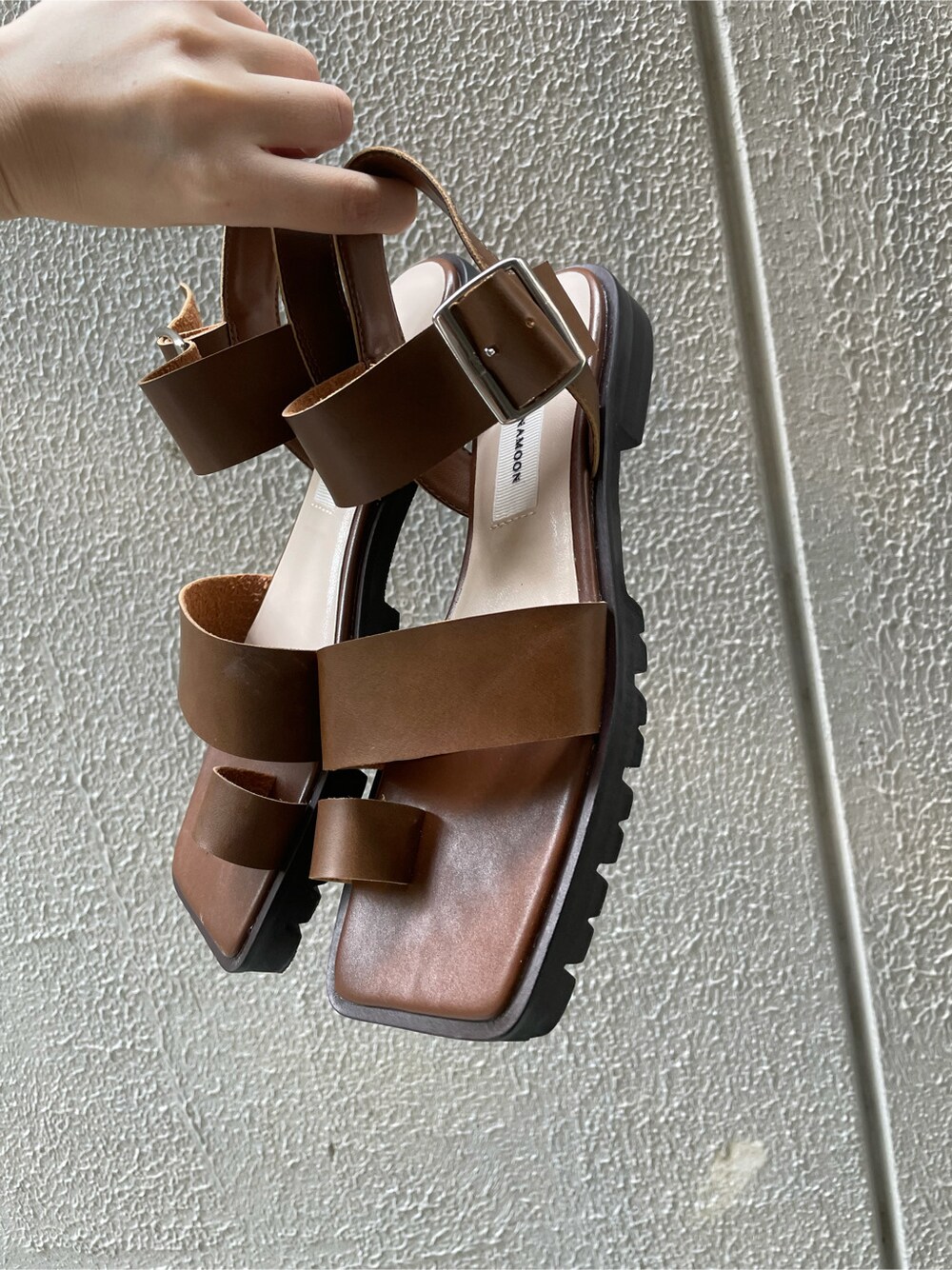 ブラウン系のサンダル、グリーン系のニット/セーター、ホワイト系のスカートを着用したレディースの夏コーディネートの6枚目の写真