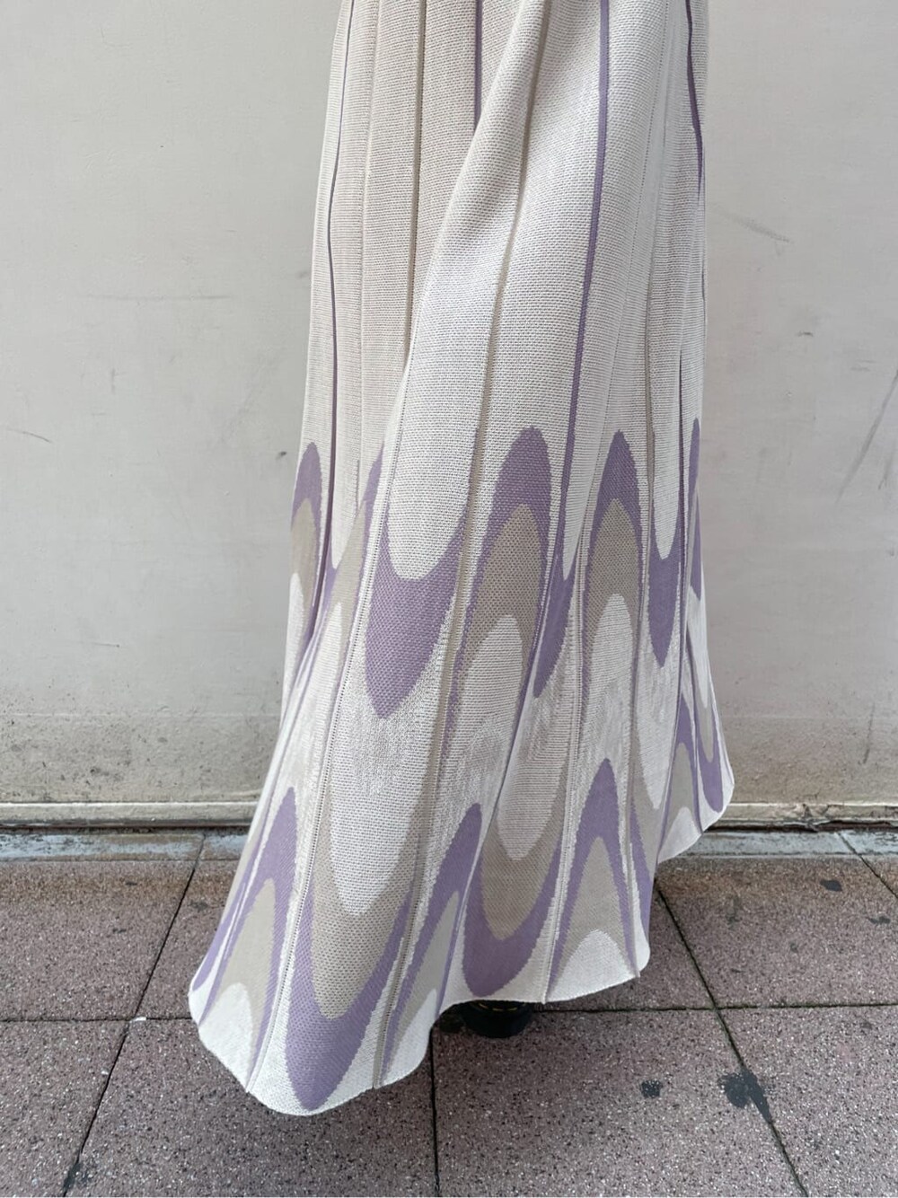 パープル系のワンピース、ピンク系のシャツ/ブラウスを着用したレディースの夏コーディネートの9枚目の写真