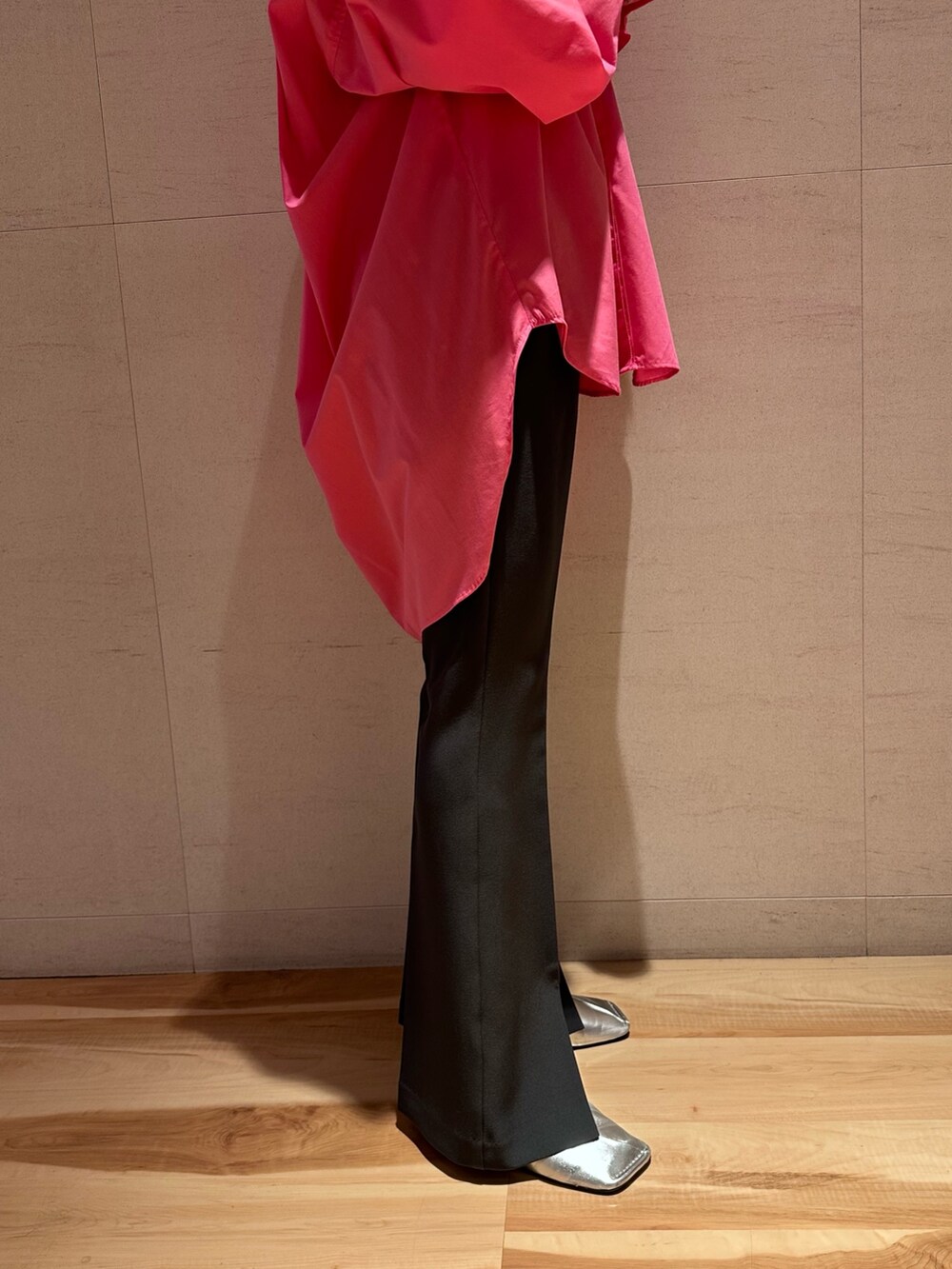 ピンク系のシャツ/ブラウス、シルバー系のパンプス、ブラック系のショルダーバッグを着用したレディースの春コーディネートの7枚目の写真