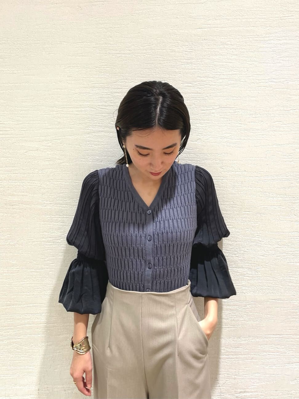 ブラック系のその他シューズ、ブルー系のニット/セーター、グレー系のその他パンツを着用したレディースの夏コーディネートの2枚目の写真