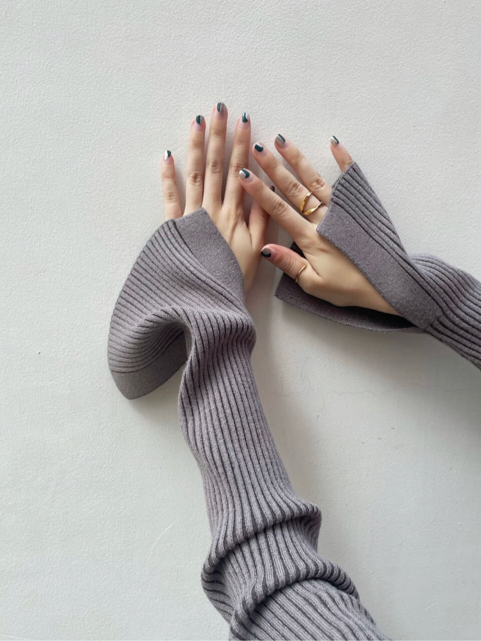 ブラック系のブーツ、ホワイト系のその他アウター、ベージュ系のワンピースを着用したレディースの秋コーディネートの10枚目の写真