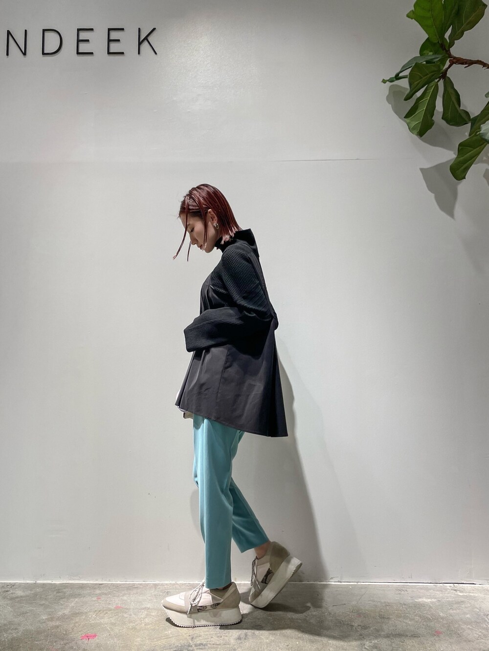 ホワイト系のニット/セーター、ブルー系のその他パンツ、ブラウン系のスニーカーを着用したレディースの冬コーディネートの3枚目の写真