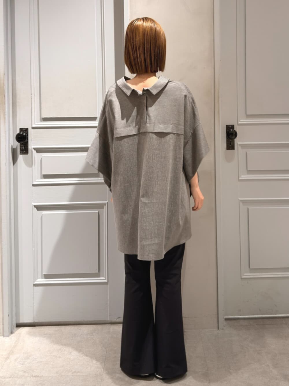 ブラック系のその他パンツ、グレー系のシャツ/ブラウスを着用したレディースの春コーディネートの4枚目の写真