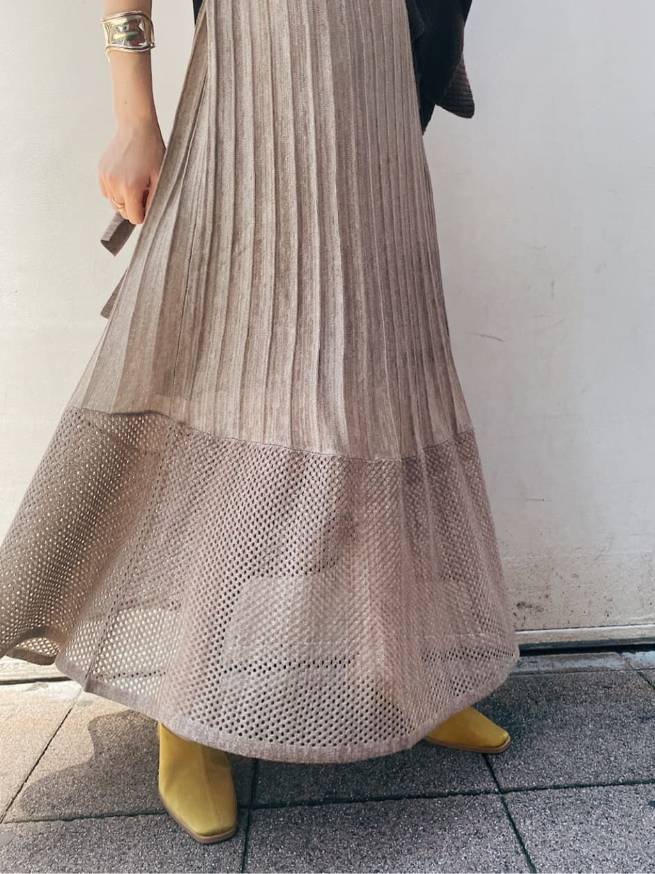 ブラウン系のカーディガン/ボレロ、ベージュ系のワンピース、イエロー系のスリッポンを着用したレディースの夏コーディネートの7枚目の写真