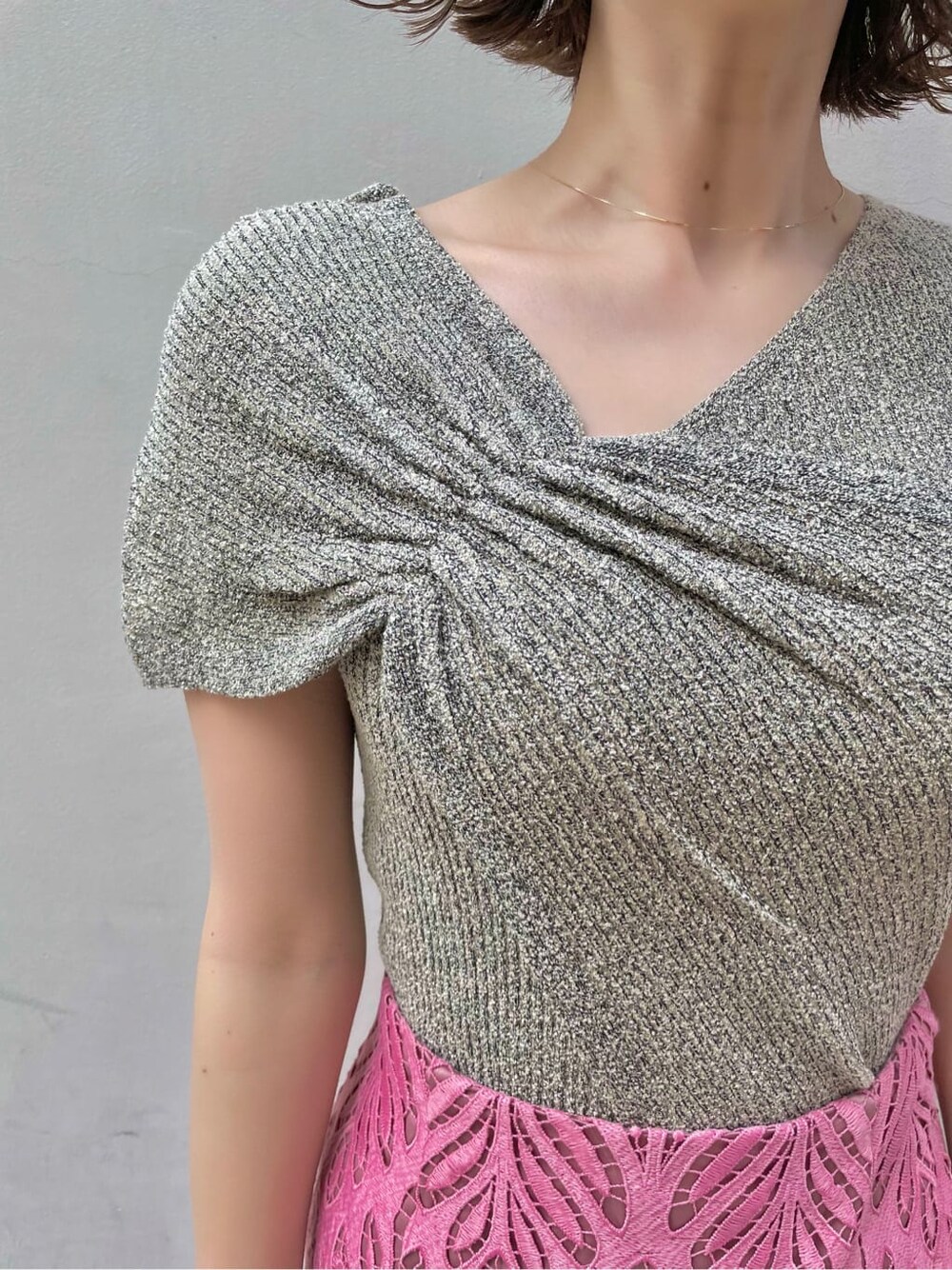 ベージュ系のテーラードジャケット、ピンク系のスカート、その他のパンプスを着用したレディースの春コーディネートの6枚目の写真