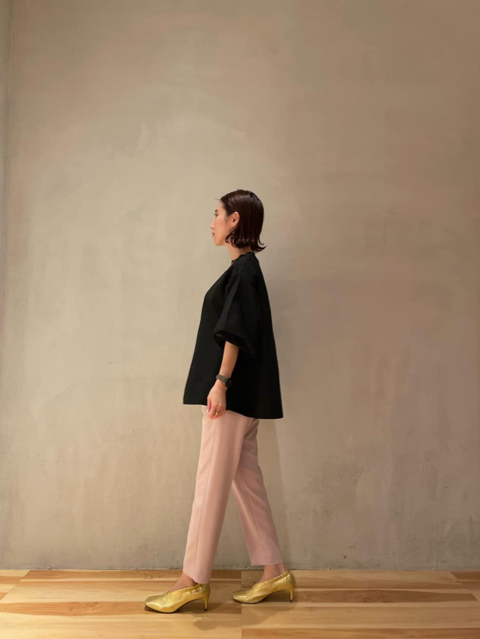 ブラック系のニット/セーター、ピンク系のその他パンツ、グレー系のその他アウターを着用したレディースの秋コーディネートの3枚目の写真