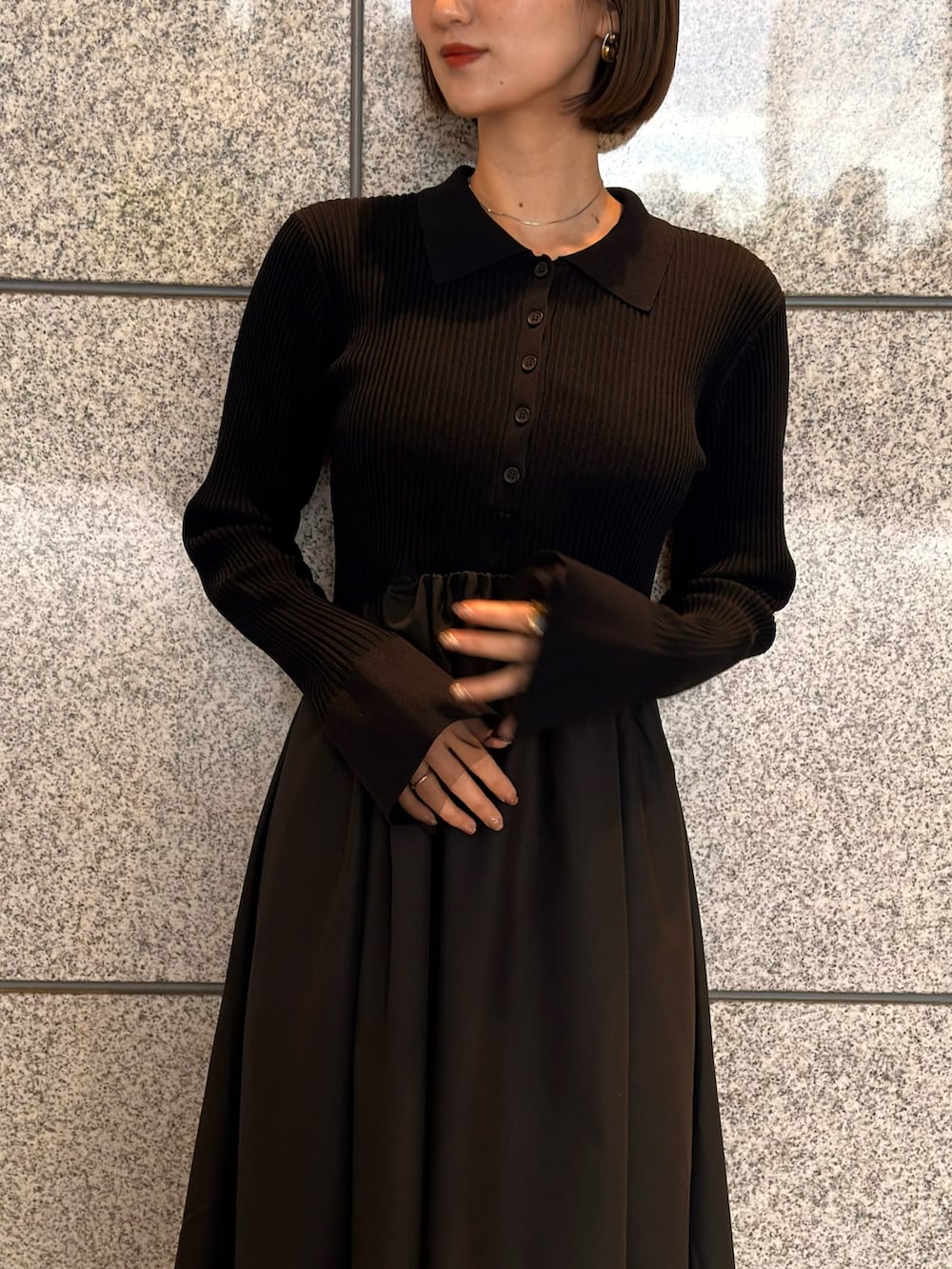 ブラック系のワンピース、ブラック系のスニーカーを着用したレディースの春コーディネートの3枚目の写真