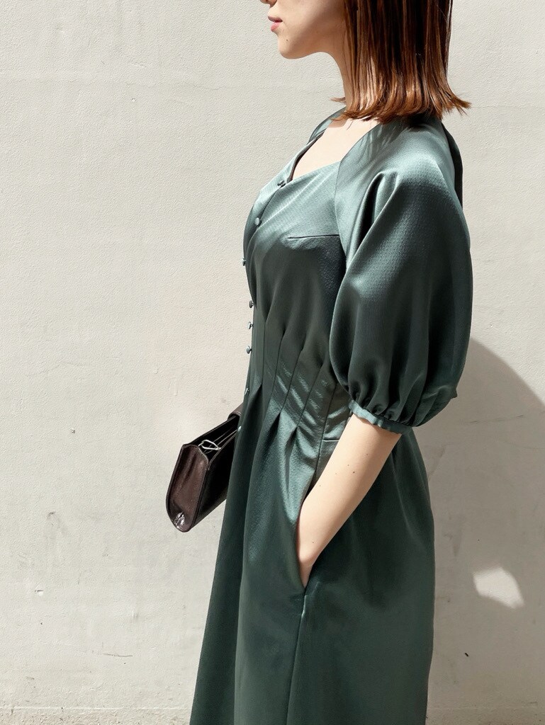 その他のその他シューズ、グリーン系のドレス、その他のハンドバッグを着用したレディースの春コーディネートの4枚目の写真