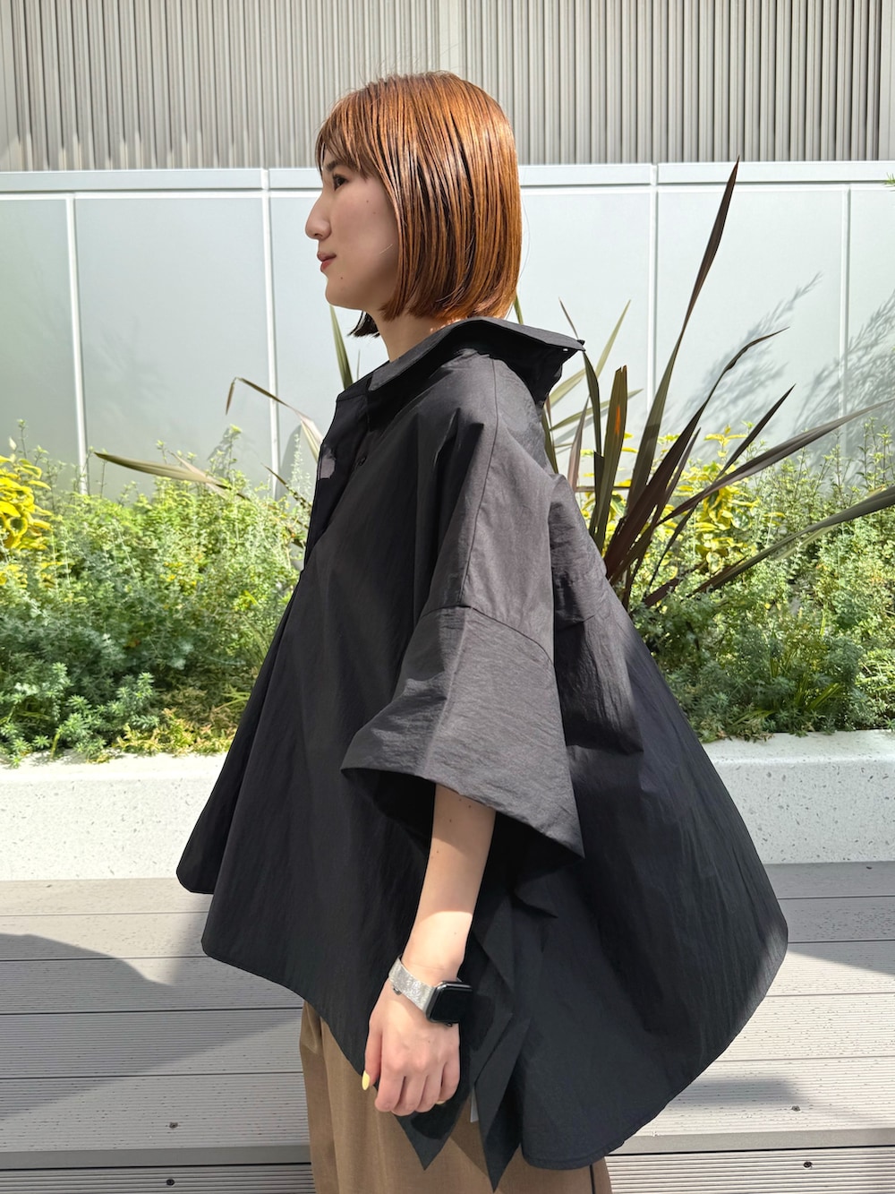 ブラック系のシャツ/ブラウス、ベージュ系のつなぎ/オールインワン、ホワイト系のサンダルを着用したレディースの春コーディネートの6枚目の写真