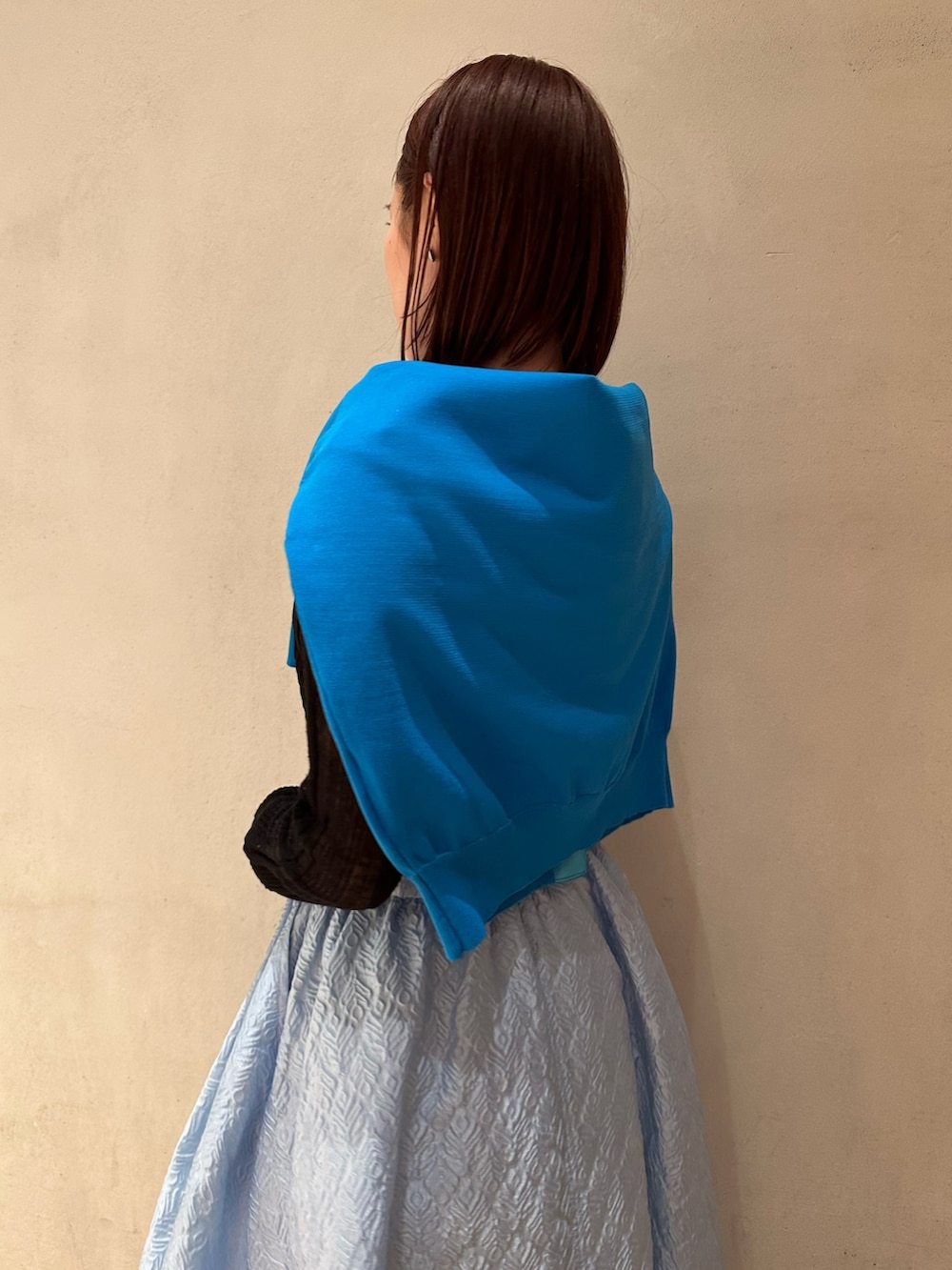 ブルー系のスカート、ブラック系のスニーカー、ブルー系のカーディガン/ボレロを着用したレディースの春コーディネートの9枚目の写真