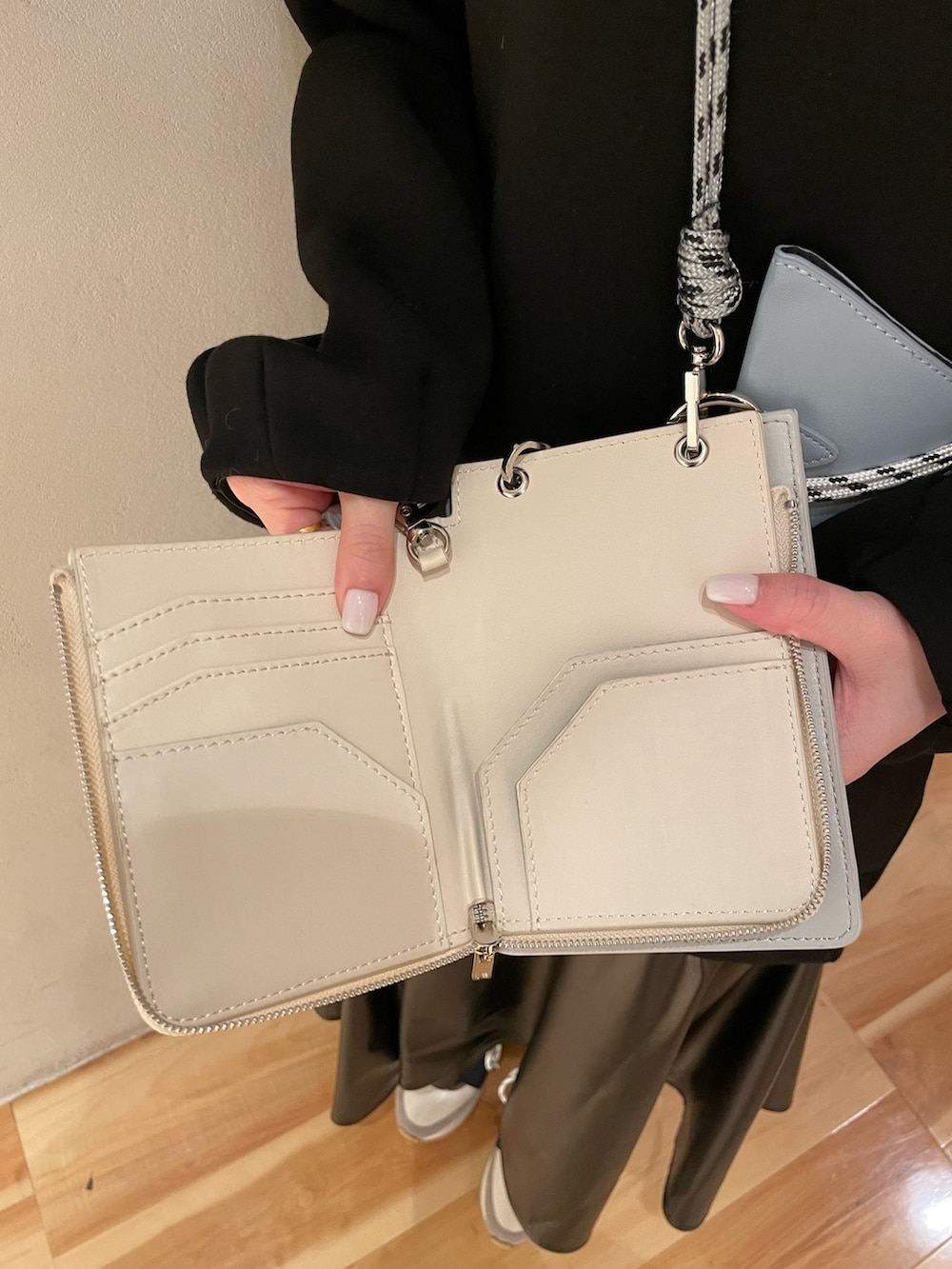ブラック系のワンピース、グレー系のショルダーバッグ、ブラック系のカーディガン/ボレロを着用したレディースの秋コーディネートの8枚目の写真