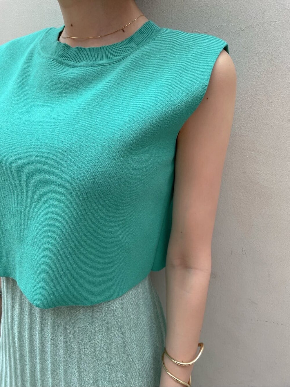 グリーン系のワンピース、ベージュ系のサンダルを着用したレディースの夏コーディネートの7枚目の写真