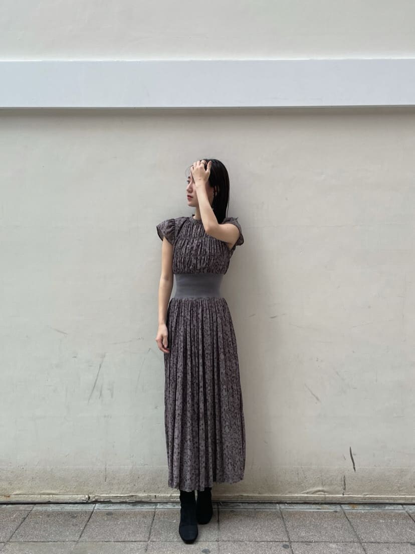 グレー系のワンピース、ホワイト系のカーディガン/ボレロ、ホワイト系のピアス（両耳用）を着用したレディースの秋コーディネートの5枚目の写真