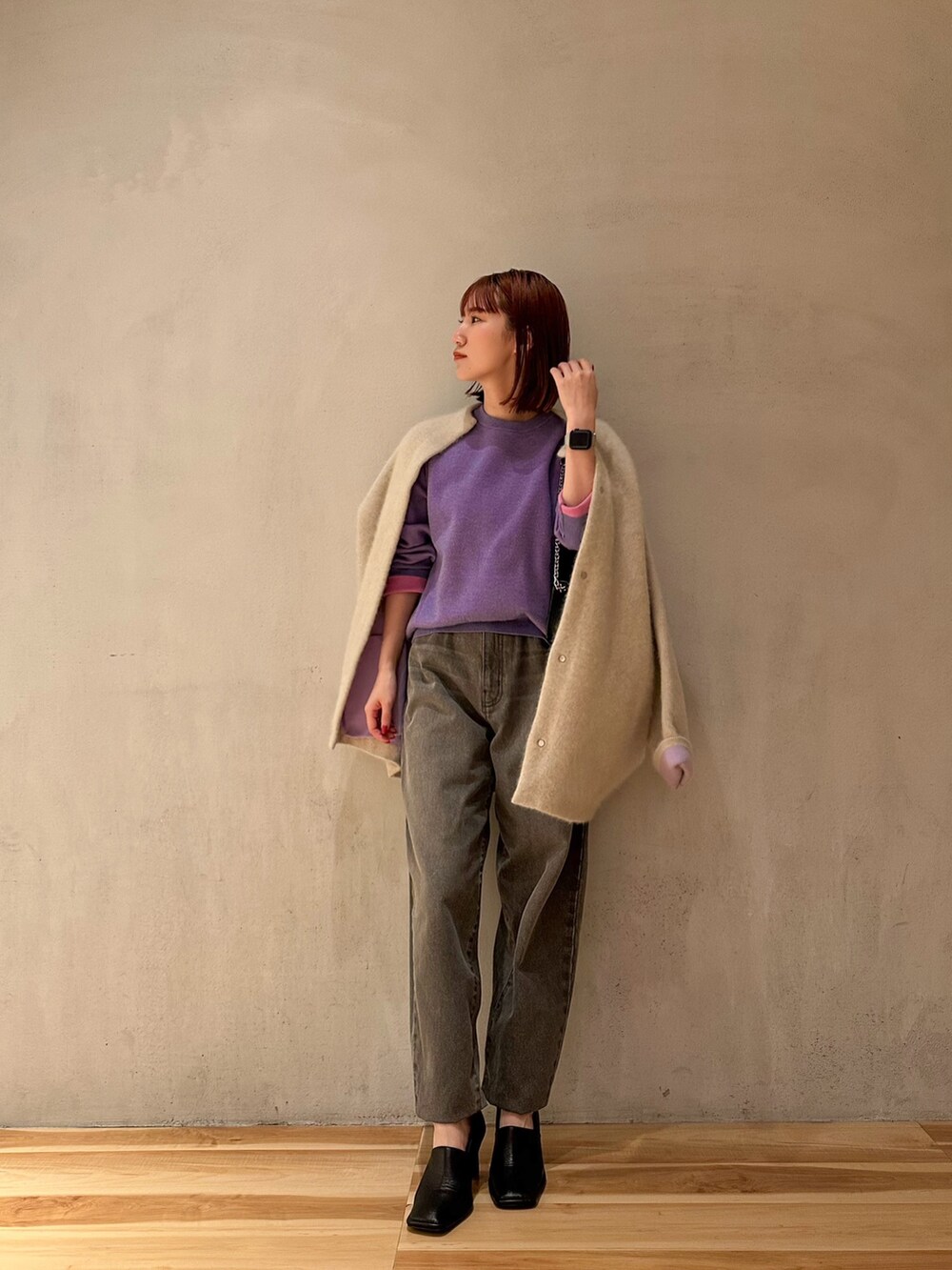 グレー系のデニムパンツ、ブラック系のパンプス、ホワイト系のノーカラージャケットを着用したレディースの夏コーディネートの3枚目の写真