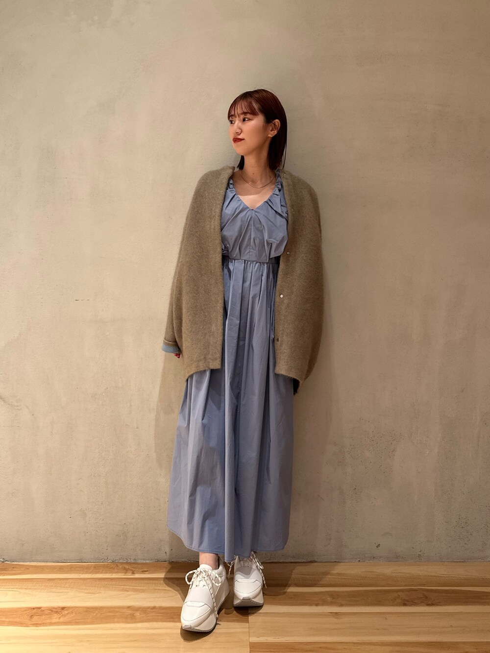 ブルー系のワンピース、ホワイト系のスニーカー、ベージュ系のノーカラージャケットを着用したレディースの夏コーディネートの3枚目の写真