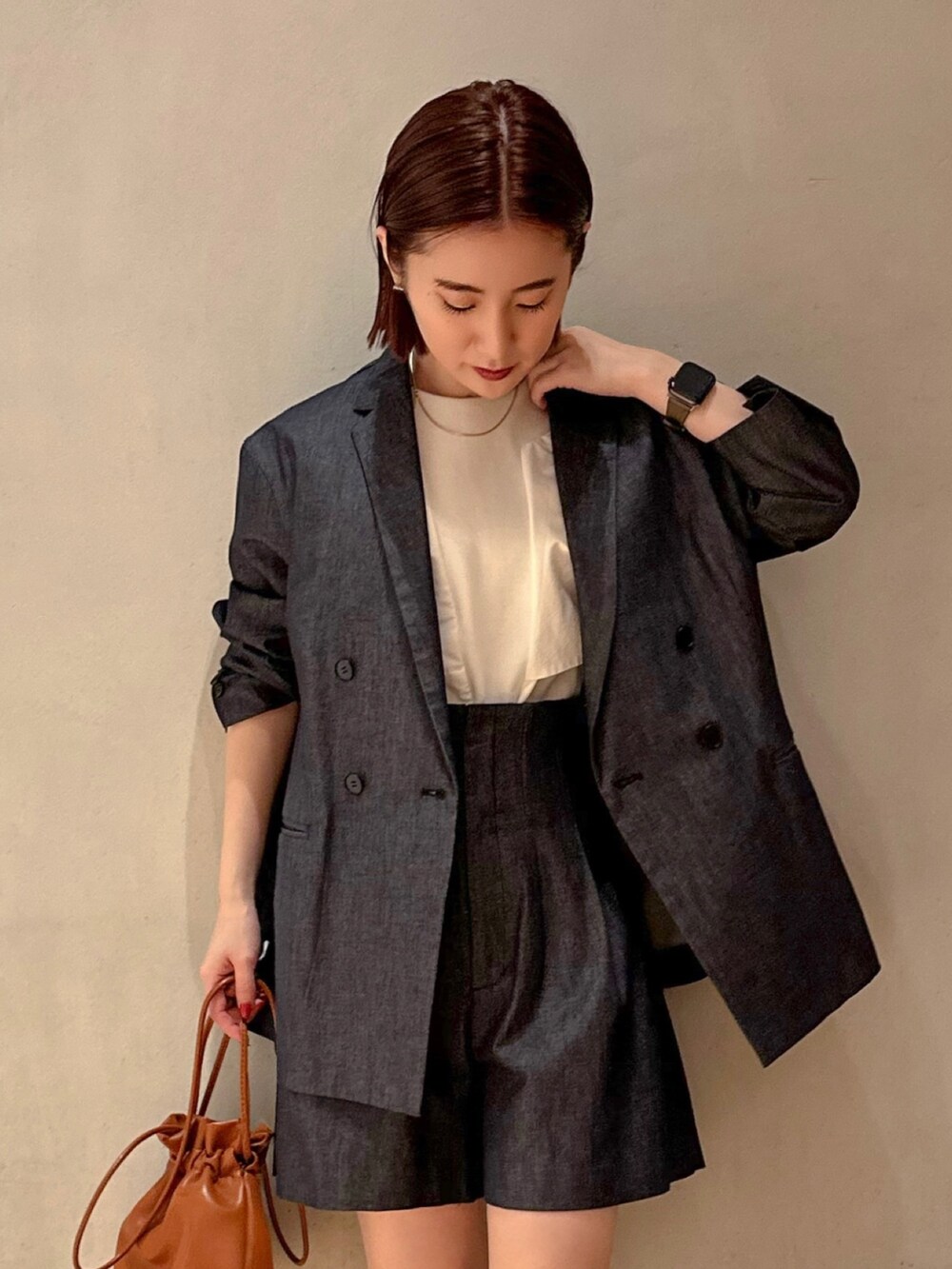 ホワイト系のTシャツ/カットソー、ブルー系のその他パンツ、ブルー系のテーラードジャケットを着用したレディースの春コーディネートの4枚目の写真