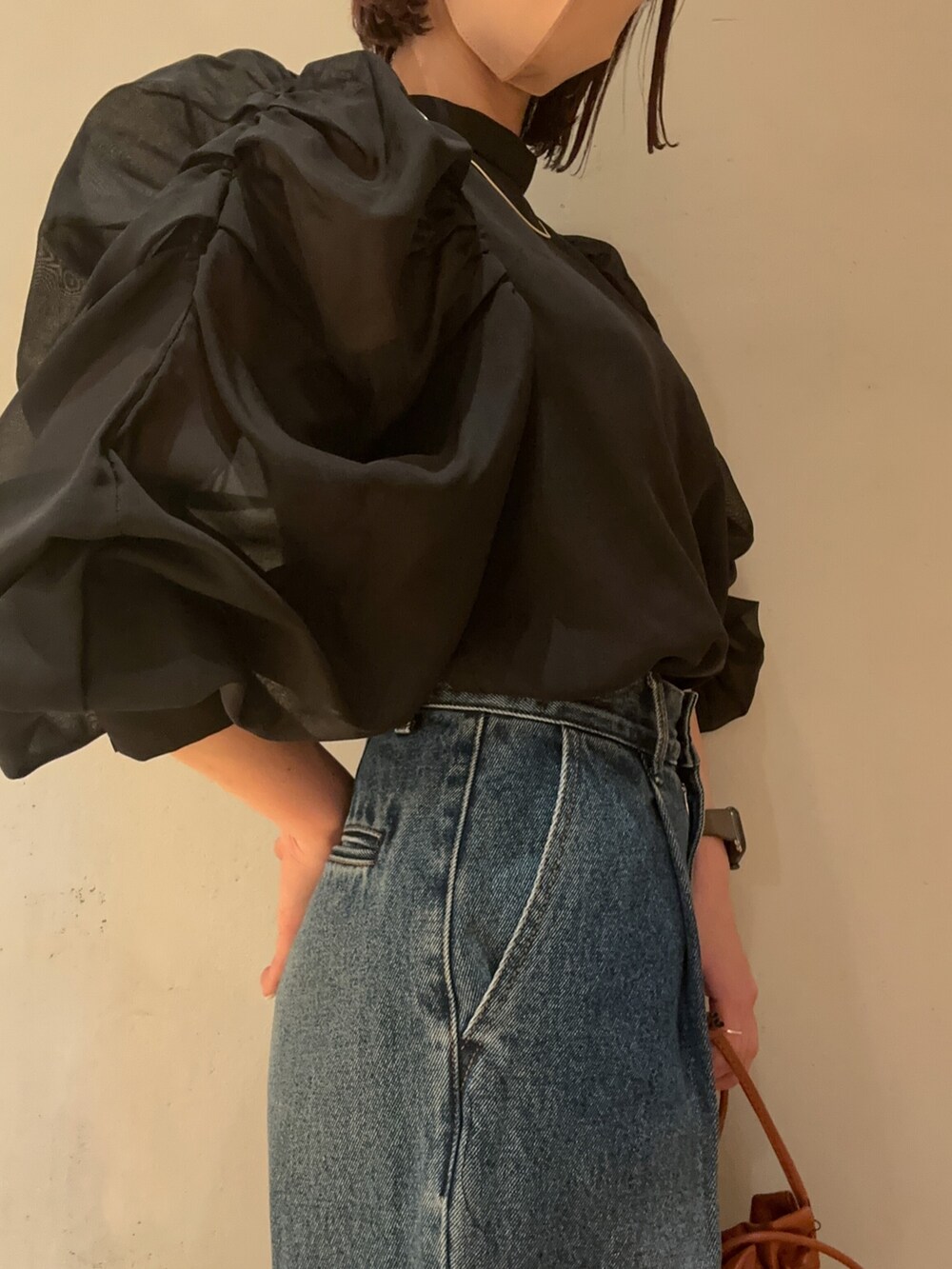 ブラック系のシャツ/ブラウス、ブルー系のデニムパンツ、ブラック系のサンダルを着用したレディースの春コーディネートの5枚目の写真