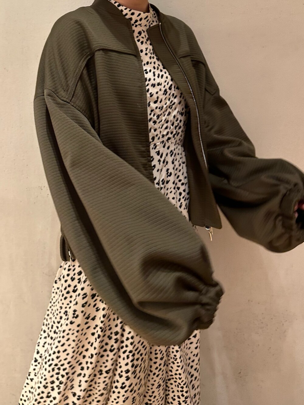 ベージュ系のブルゾン、その他のワンピースを着用したレディースの春コーディネートの8枚目の写真