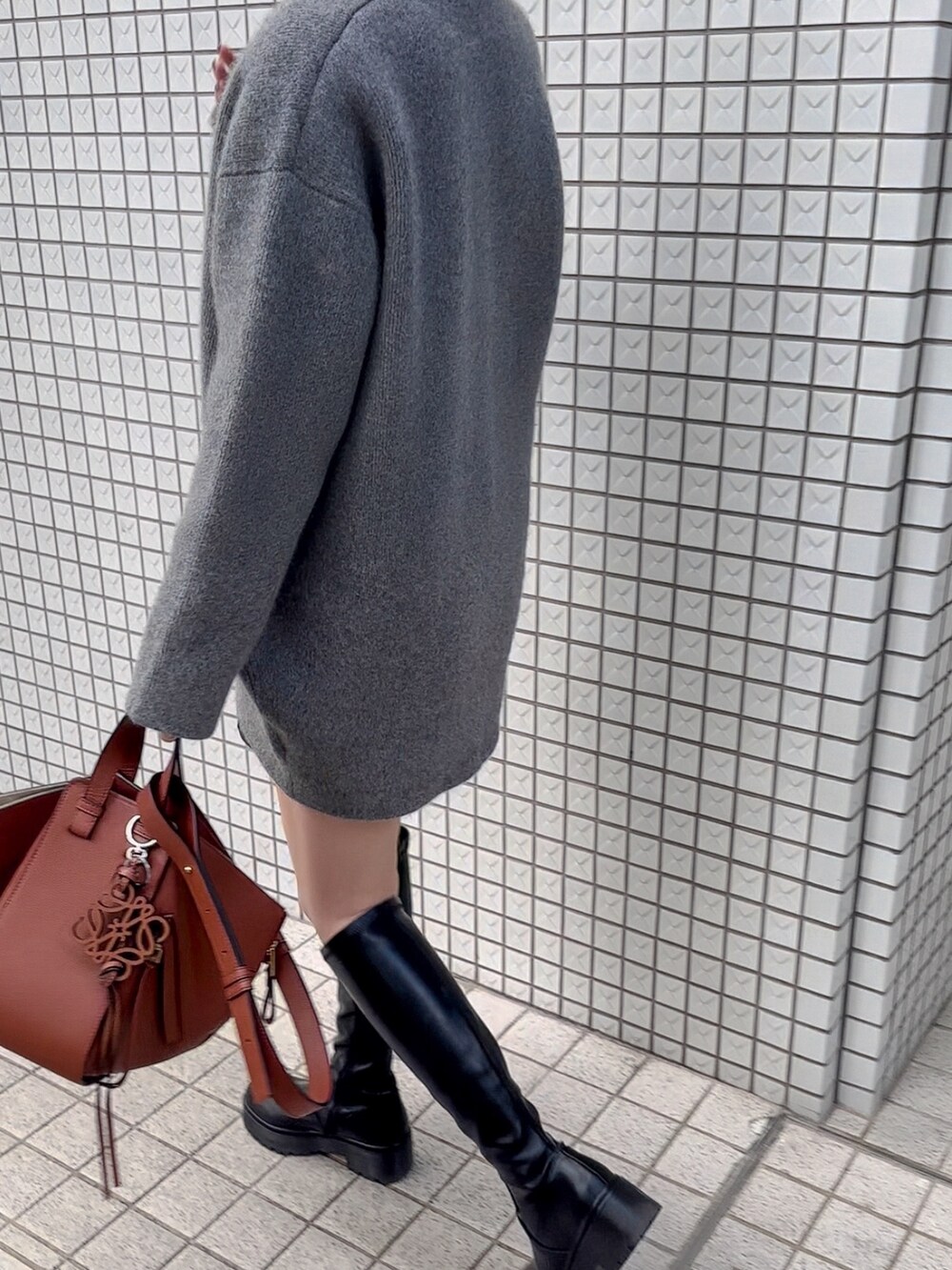 グレー系のカーディガン/ボレロを着用したレディースの秋コーディネートの2枚目の写真