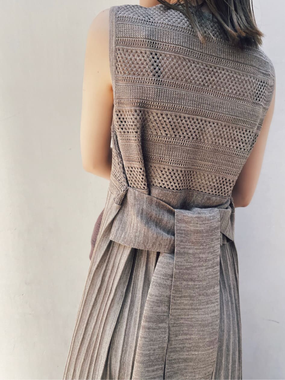 ブラウン系のカーディガン/ボレロ、ベージュ系のワンピース、イエロー系のスリッポンを着用したレディースの夏コーディネートの6枚目の写真